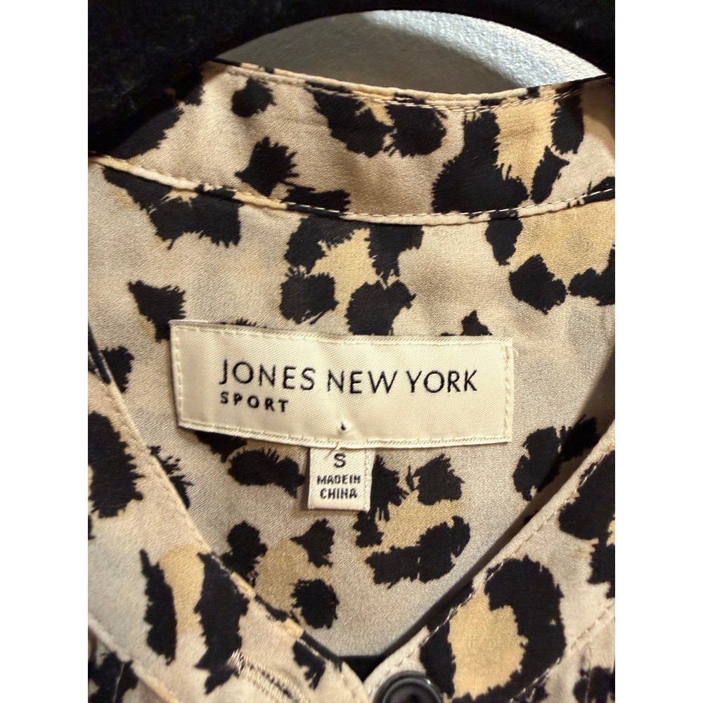 Jones New‎ York Sport Leopard Print Pintuck Button Down Blouse Tan Black Small - Picture 2 of 10